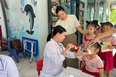 Trường Mầm non Phổ Thạnh tổ chức khám sức khỏe định kỳ đầu năm học 2025 – 2026 cho các bé.